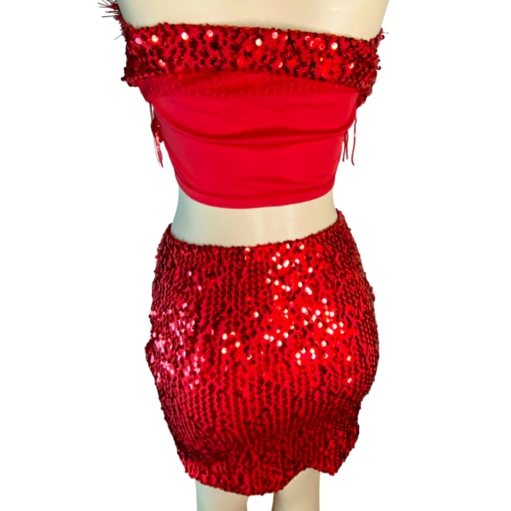LOVE ON A HANGER Christmas Red Sequin Tinsel Crop Top & Skirt Women's
Size Small - Picture 3 of 8